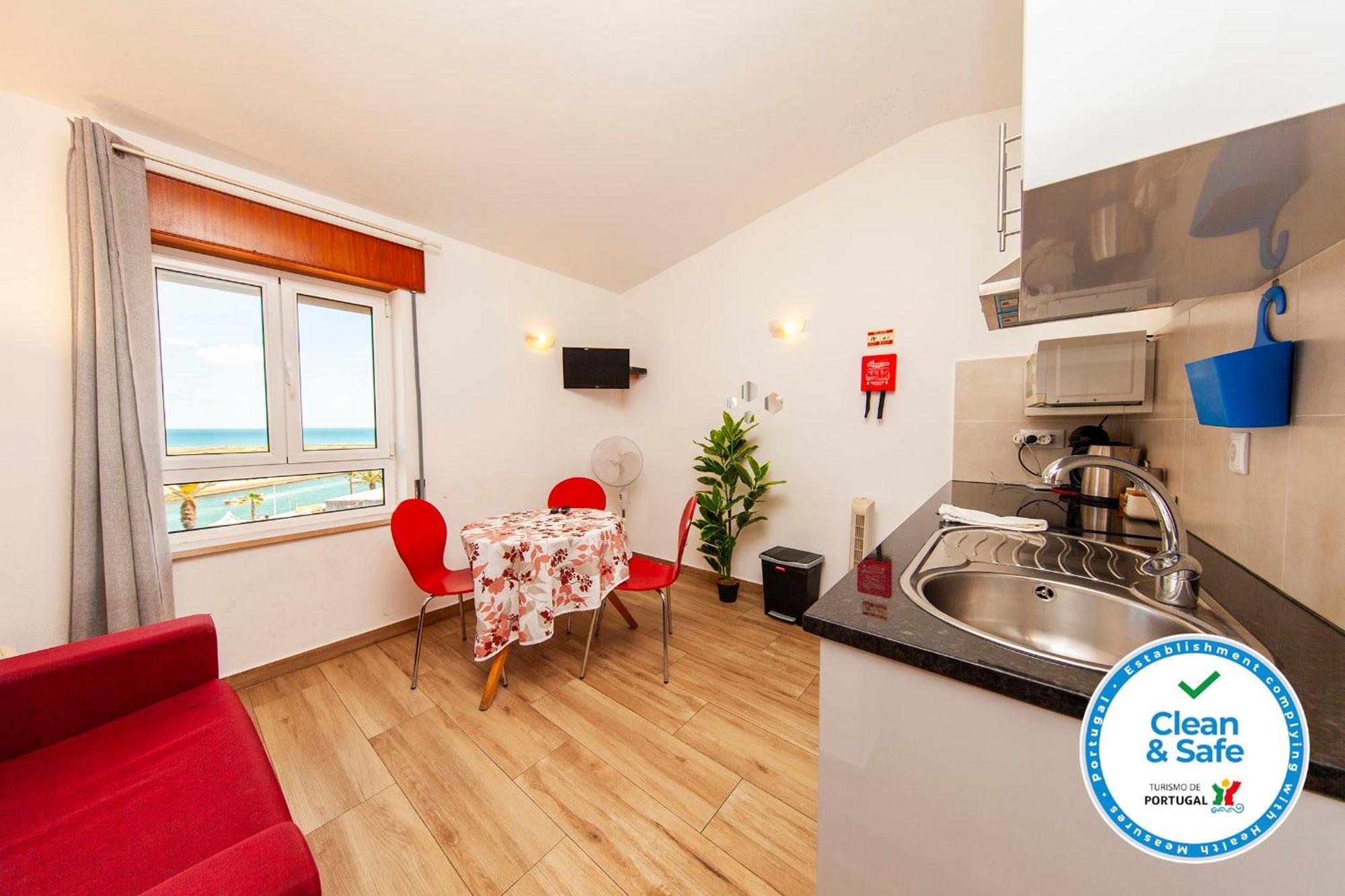 לאגוּ‏ש A38 - Rising Sun Top-Floor Flat מראה חיצוני תמונה